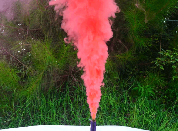 Tocha de Fumo Vermelho — Paixão, Drama e Presença Visual Absoluta