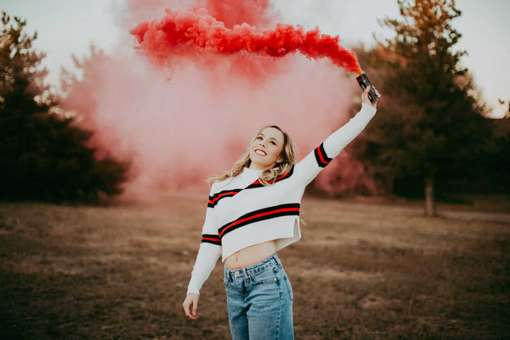 Tocha de Fumo Vermelho — Paixão, Drama e Presença Visual Absoluta